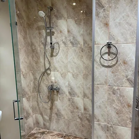Royal Towers Thea Apartment, Modern Renovated Bathroom Lejlighed *