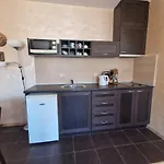 Royal Towers Thea Apartment, Modern Renovated Bathroom Апартамент *