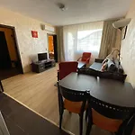 Royal Towers Thea Apartment, Modern Renovated Bathroom דירה