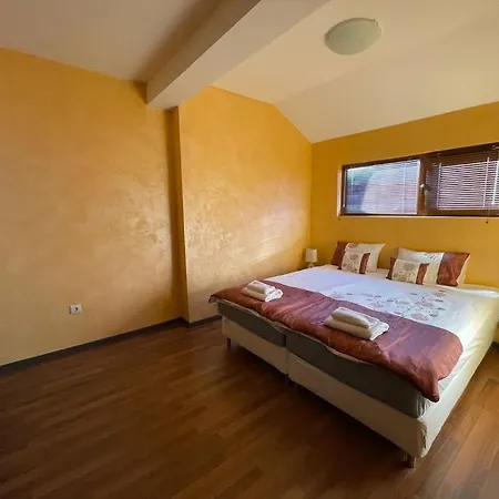 Royal Towers Thea Apartment, Modern Renovated Bathroom Apartmán *