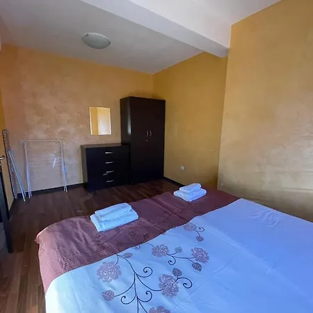 Royal Towers Thea Apartment, Modern Renovated Bathroom Apartmán