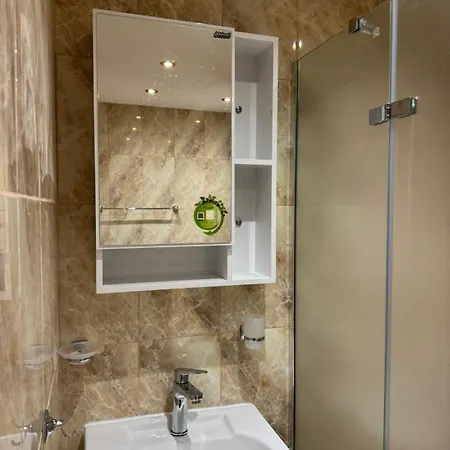 Royal Towers Thea Apartment, Modern Renovated Bathroom Apartmán